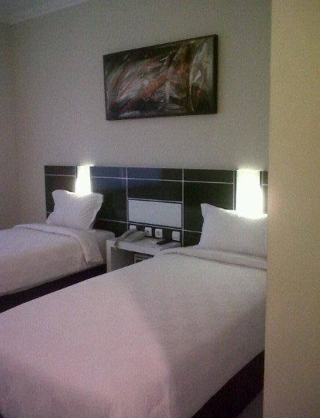 Hotel Orlen Джокякарта Стая снимка