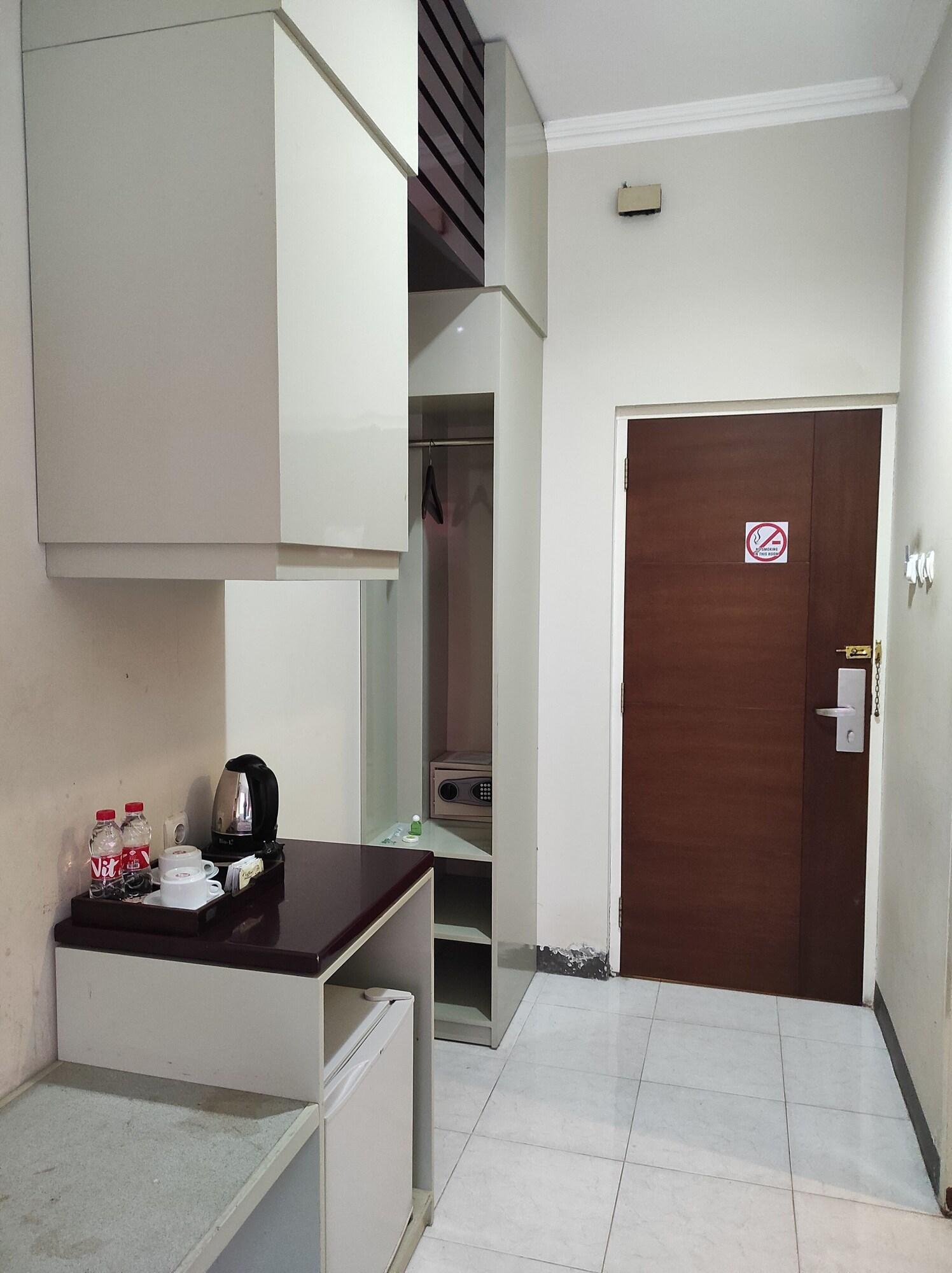 Hotel Orlen Джокякарта Екстериор снимка
