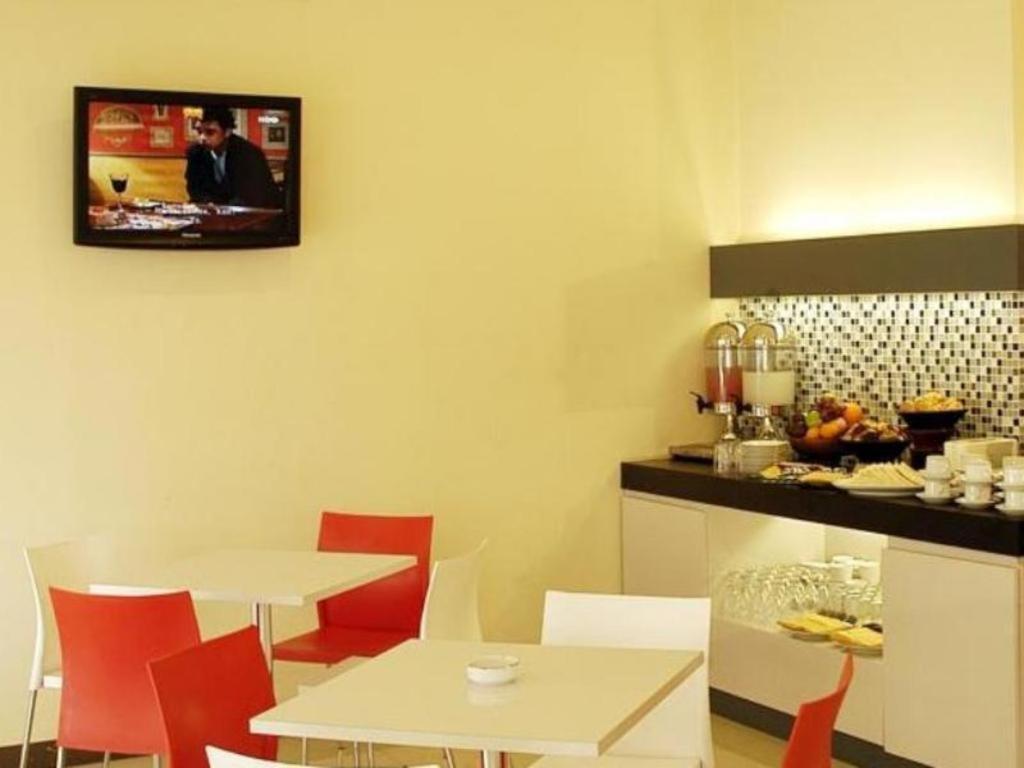 Hotel Orlen Джокякарта Екстериор снимка